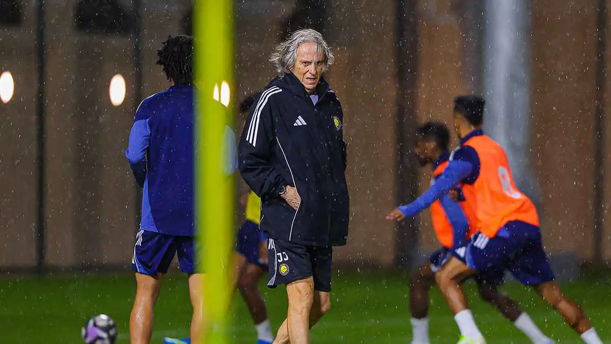 بعكس عاداته مع الهلال.. لماذا يغازل جيسوس التحكيم السعودي؟