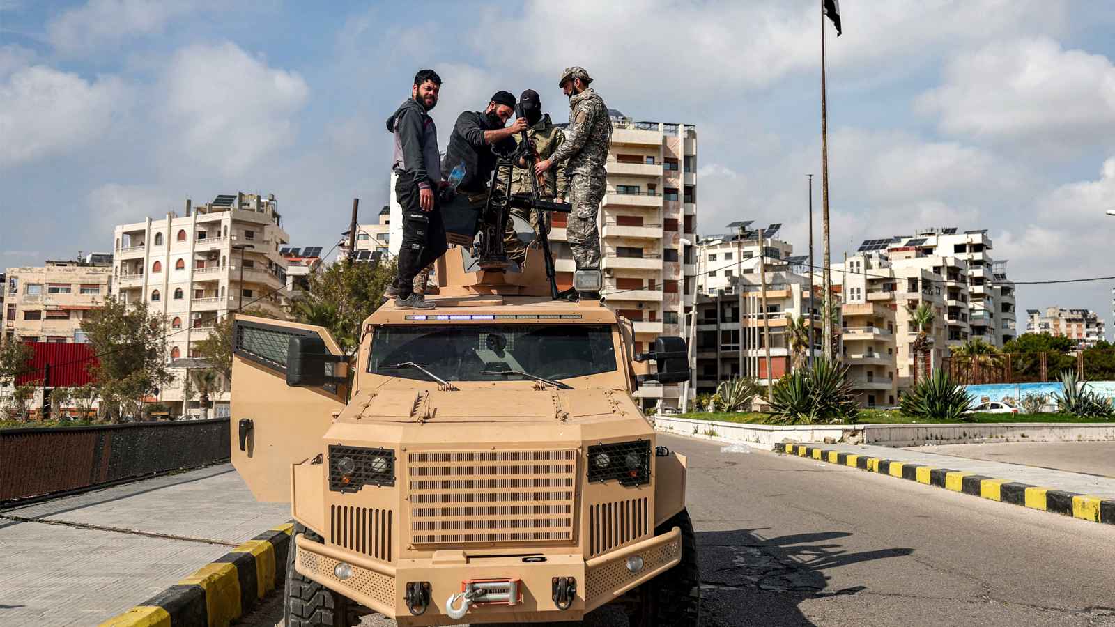 علويون ينقذون 110 من عناصر الأمن السوري المحاصرين في فيلا سهيل الحسن