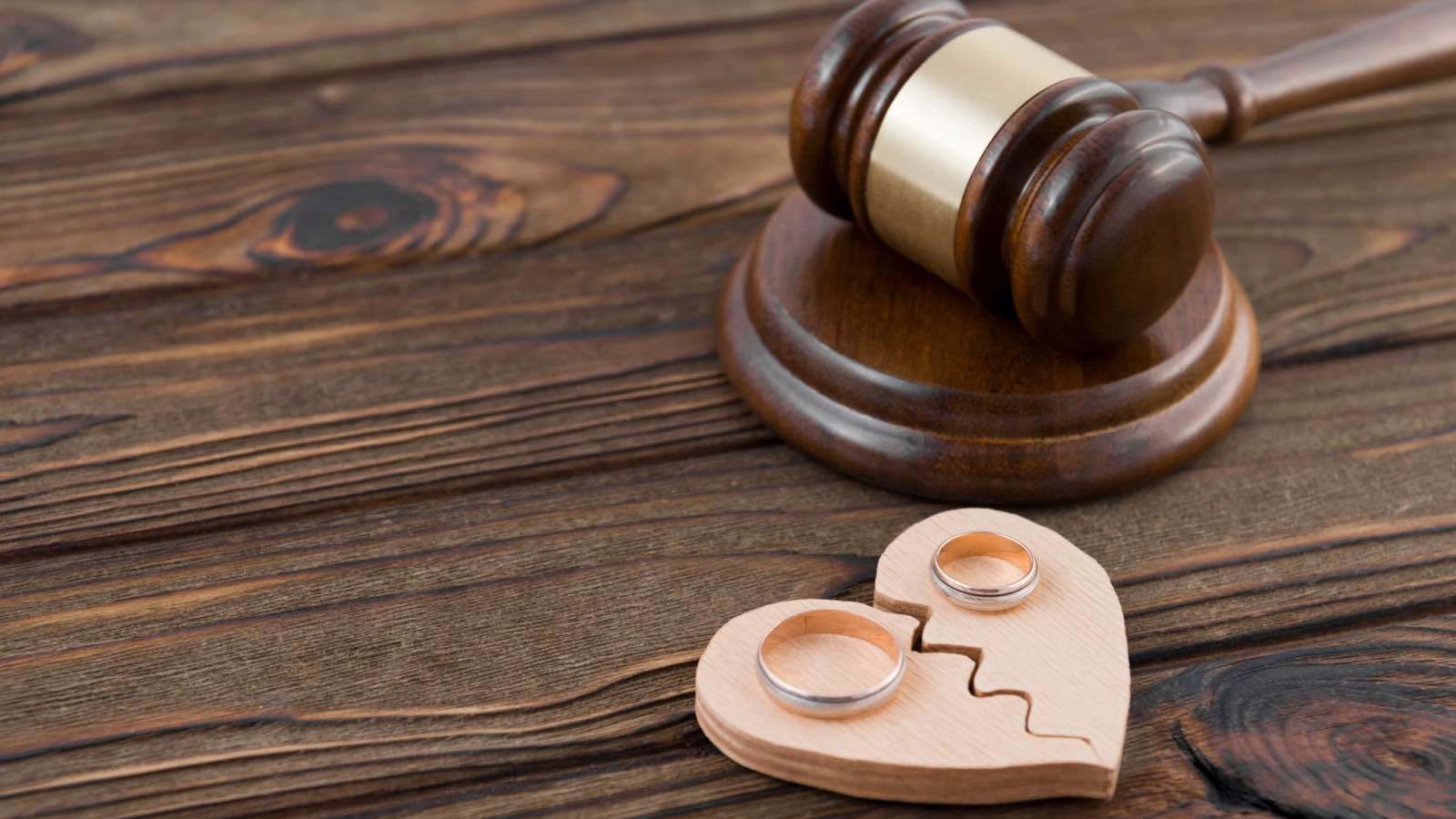 محامية تعرض 40% خصماً على قضايا الخلع في "عيد الحب"