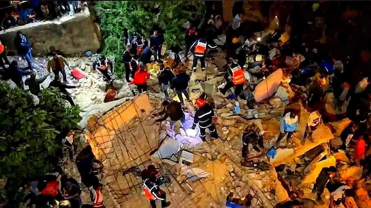 9 قتلى بانهيار مبنى قديم في المغرب (صورة)