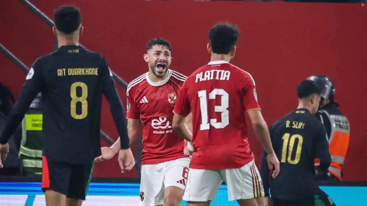 التحكيم الكارثي السبب.. أول تعليق من الجيش الملكي على أحداث مباراة الأهلي المصري