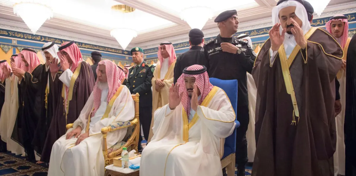بالصور.. الملك سلمان يؤدي صلاة الجنازة على شقيقه الأمير عبدالرحمن بن عبدالعزيز