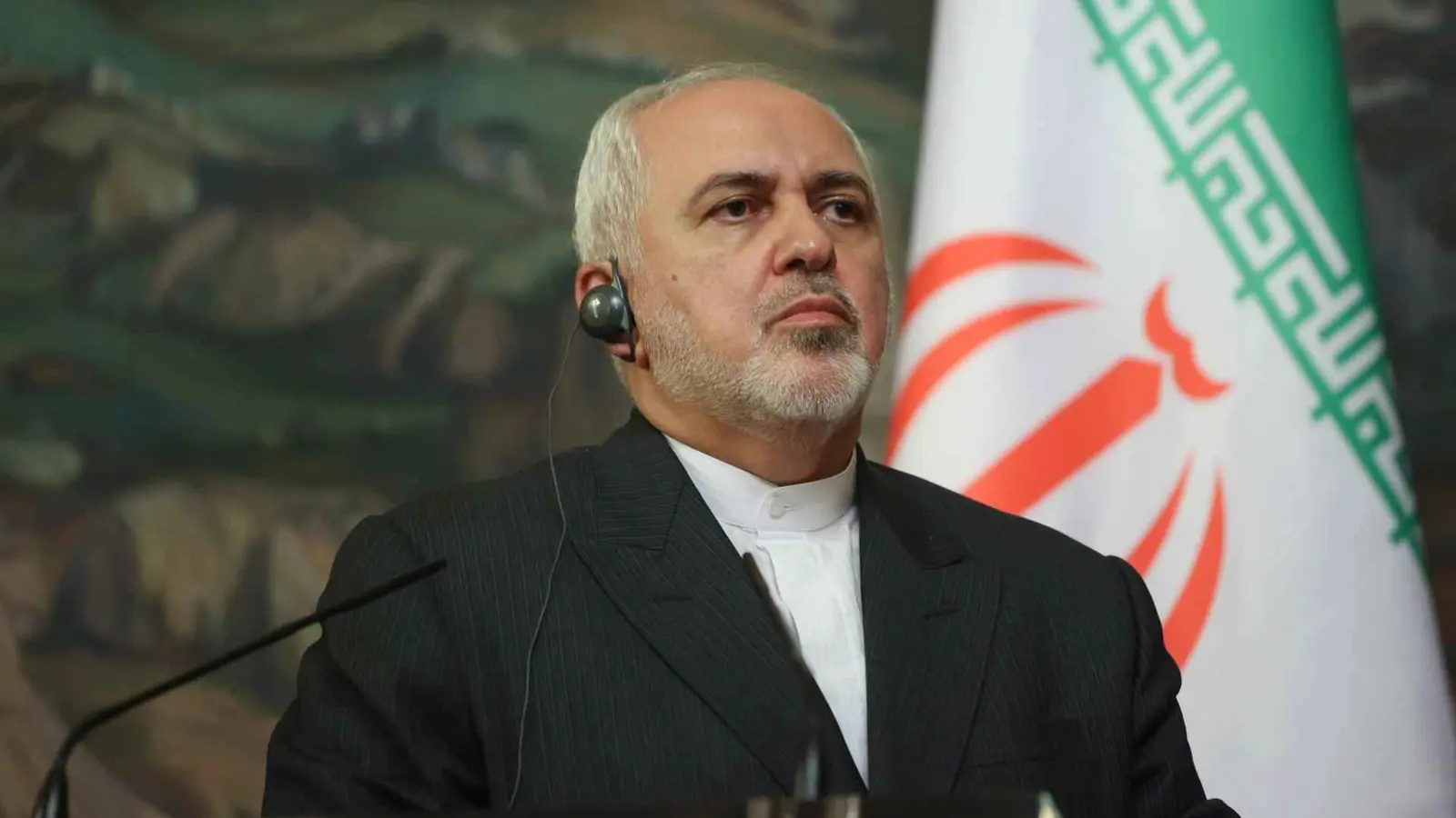 بضغوط من مكتب الرئاسة.. مصدر يكشف كواليس استقالة ظريف