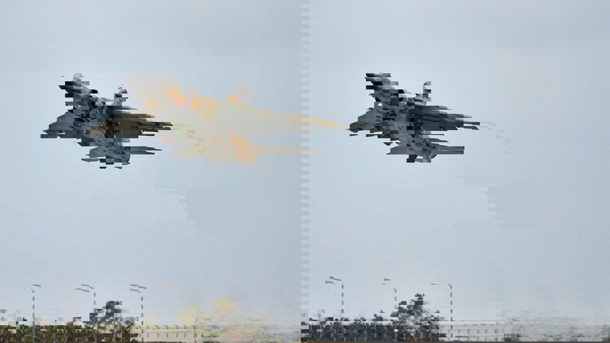 سقوط طائرة خلال عرض عسكري في بنغازي الليبية ومقتل قائدها