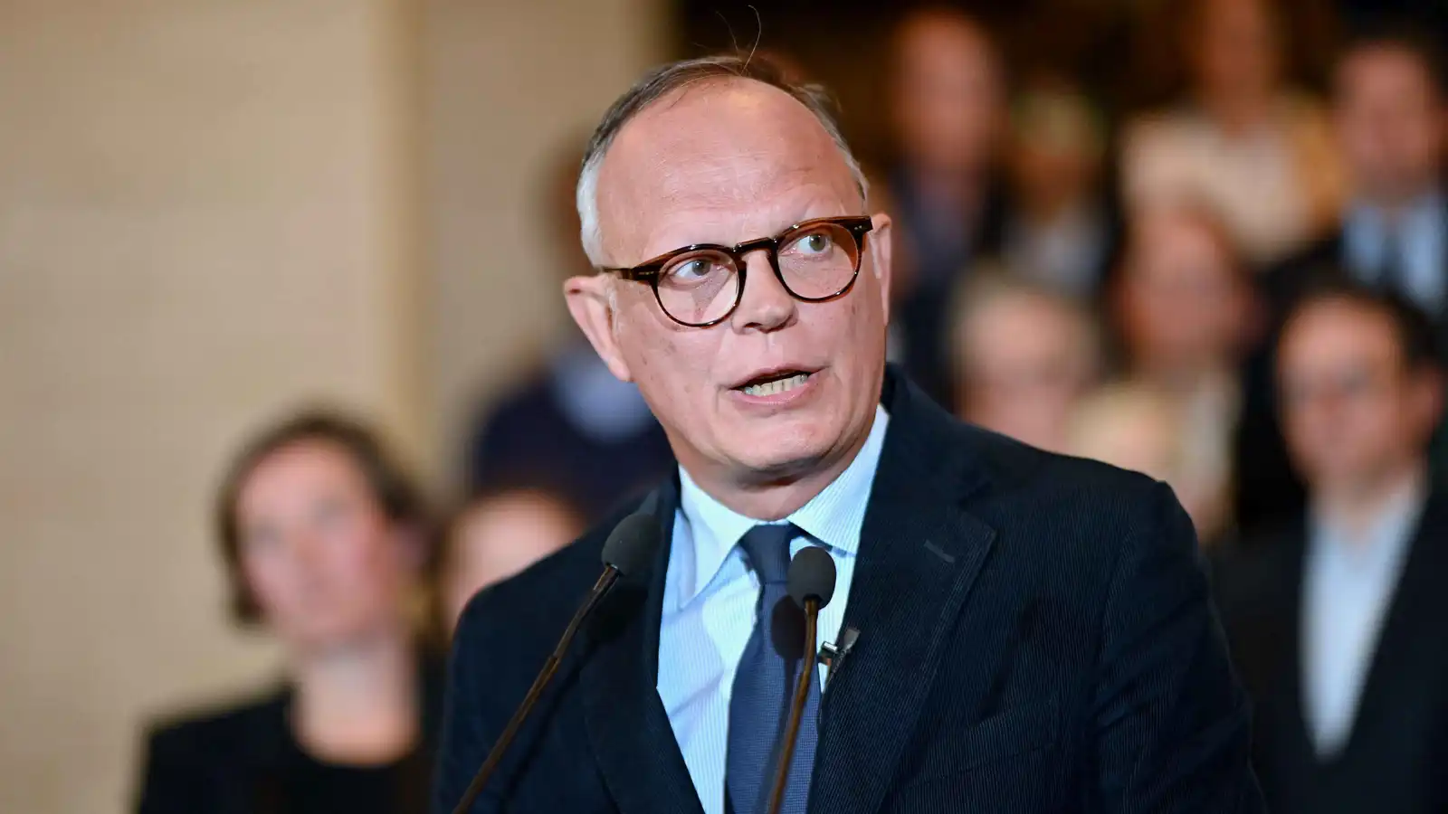 هزم لوبان و"تلميذها".. من هو عمدة لوهافر الفرنسية إدوارد فيليب؟