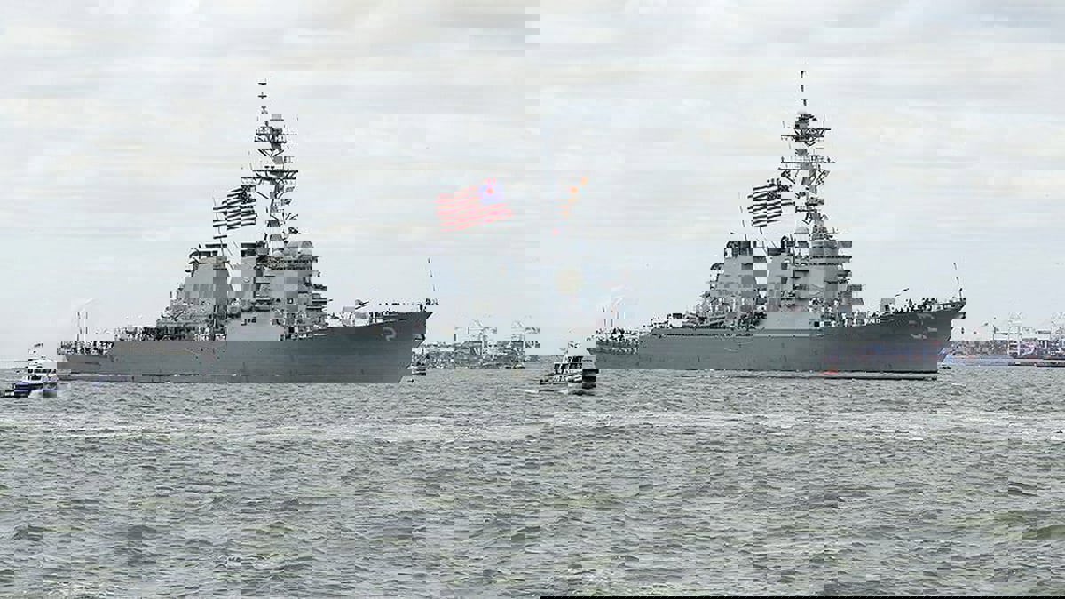 تايوان.. مدمرة أمريكية تدخل على الخط والجيش الصيني يراقب