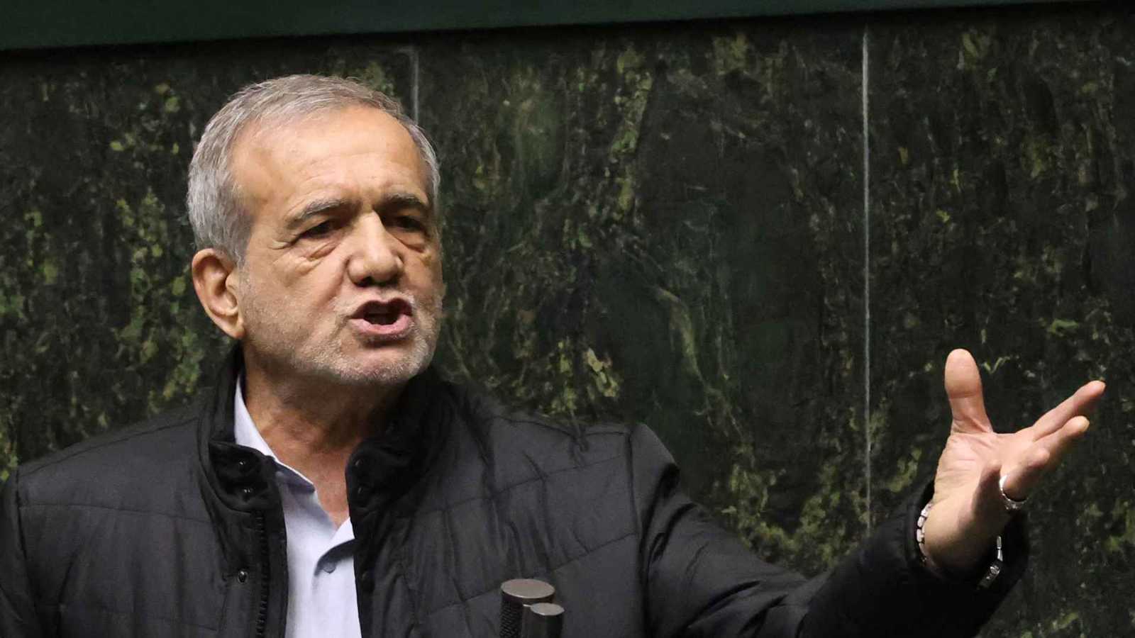 "يضر بأمن إيران".. الحرس الثوري يهاجم بزشكيان