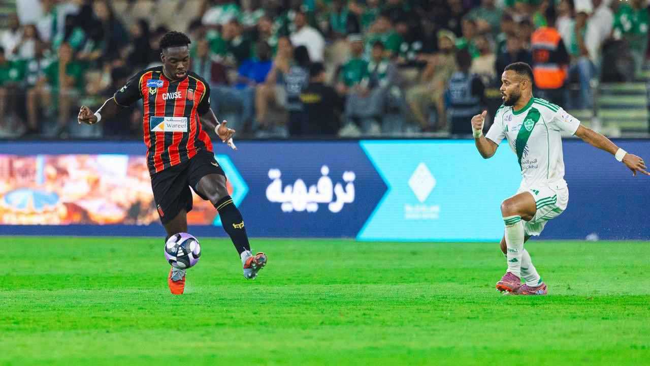 ترتيب الدوري السعودي بعد التعادل الدراماتيكي بين الأهلي والرياض (فيديو)