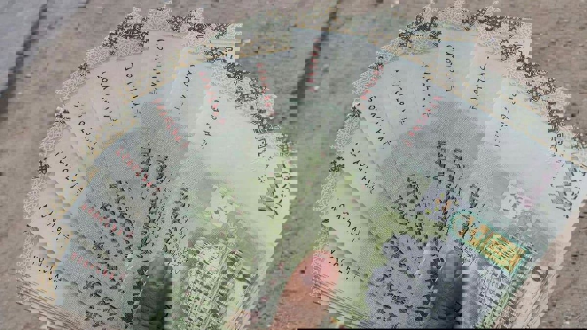 "المركزي اليمني" في عدن يضخ أوراق نقد جديدة من فئة الألف ريال