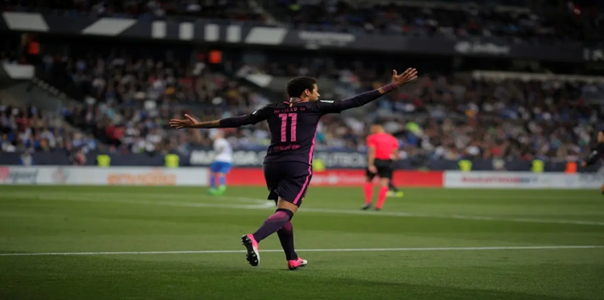 لماذا يغيّر نيمار أحذيته باستمرار في مباريات برشلونة؟