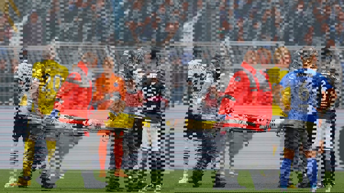 قد تبعده عن كأس العالم.. ماركو رويس يتعرض لإصابة قوية ويخرج على نقالة في مباراة دورتموند ضد شالكة (فيديو)