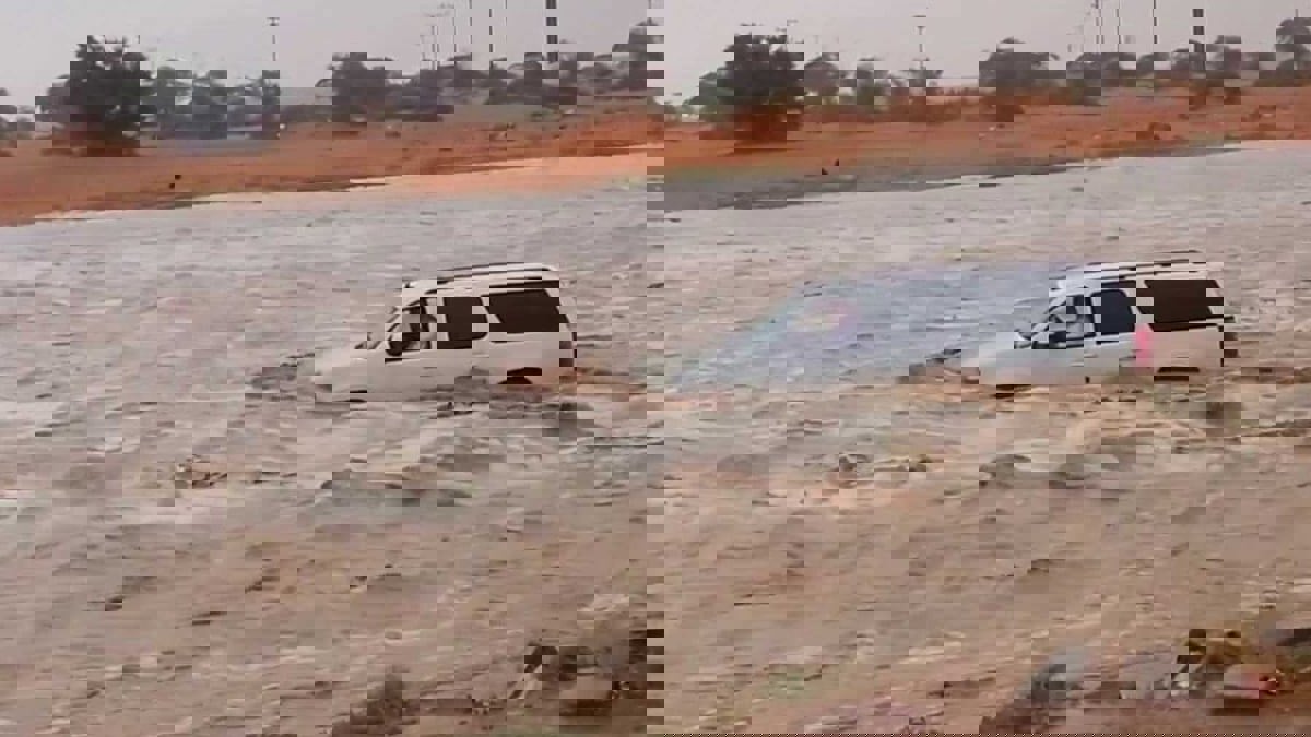 عايض الأكلبي.. جرافة وشاحنة وهدايا لسعودي أنقذ 4 أشخاص من السيول (فيديو)