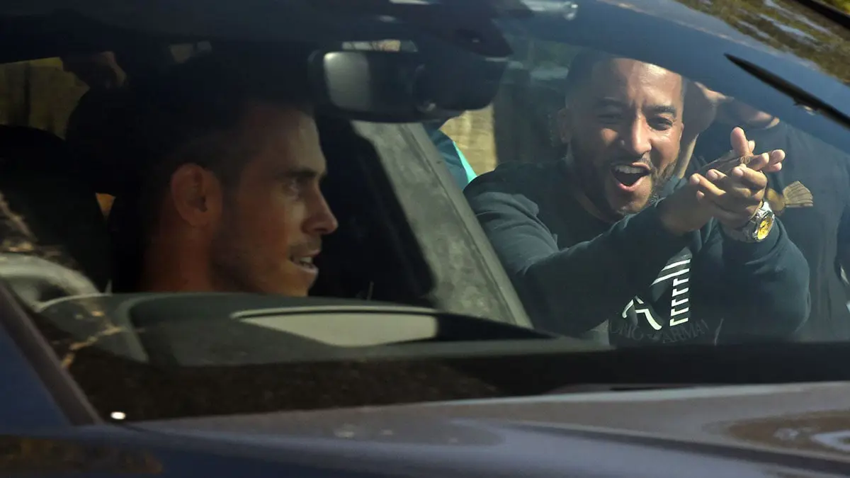 جماهير توتنهام تتغنى باسم غاريث بيل عقب وصوله النادي (فيديو)