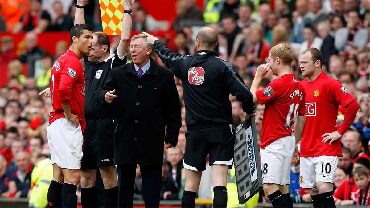 لم يتقبل الصراخ.. كيف غيّر رونالدو طريقة تعامل فيرغسون مع الأجانب؟