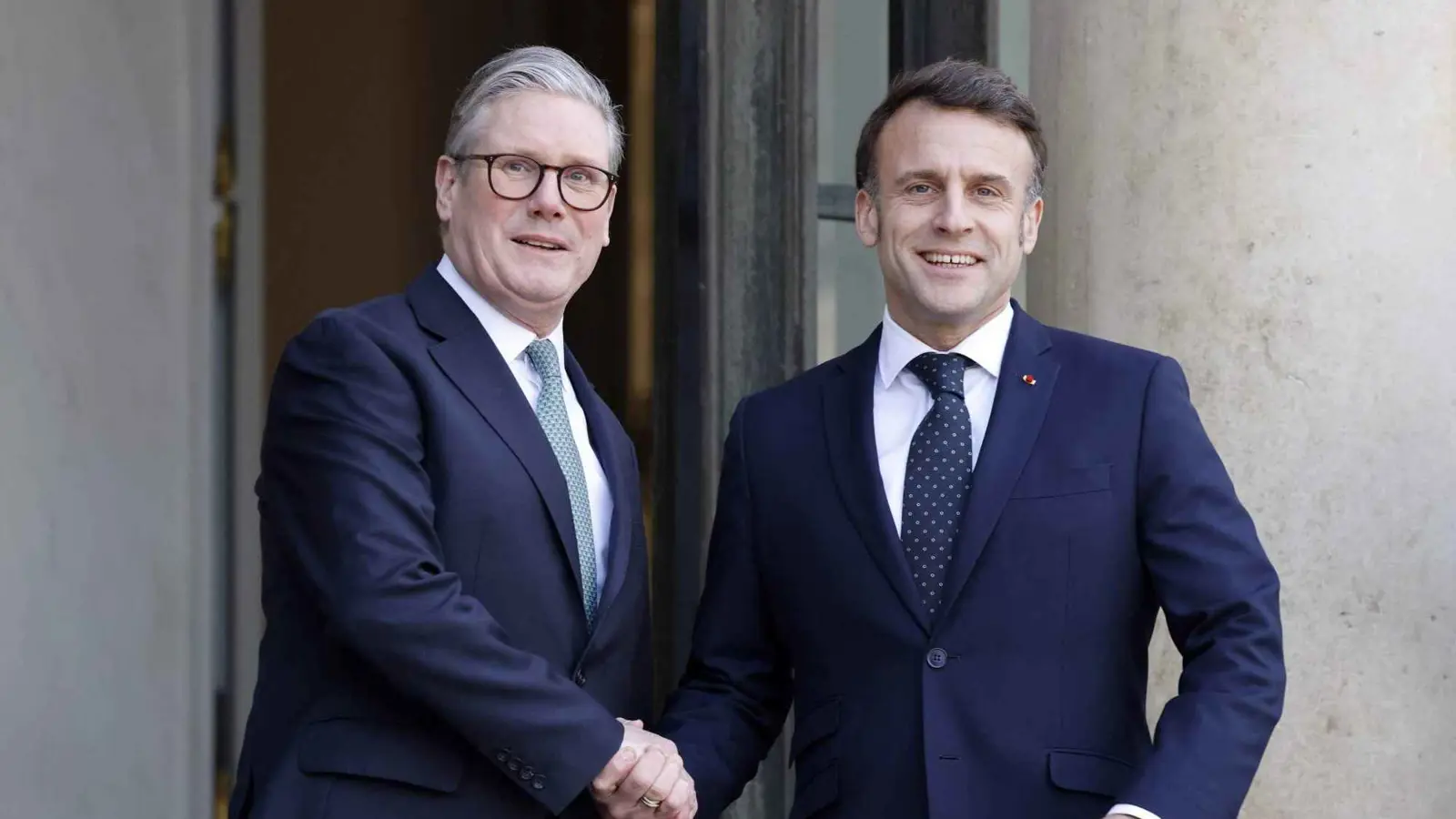 ستارمر يعلن اتفاقاً "غير مسبوق" مع فرنسا لتبادل المهاجرين