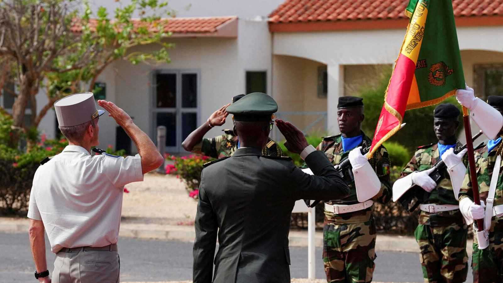باريس سلمت آخر قواعدها.. حرب النفوذ تحتدم في غرب أفريقيا