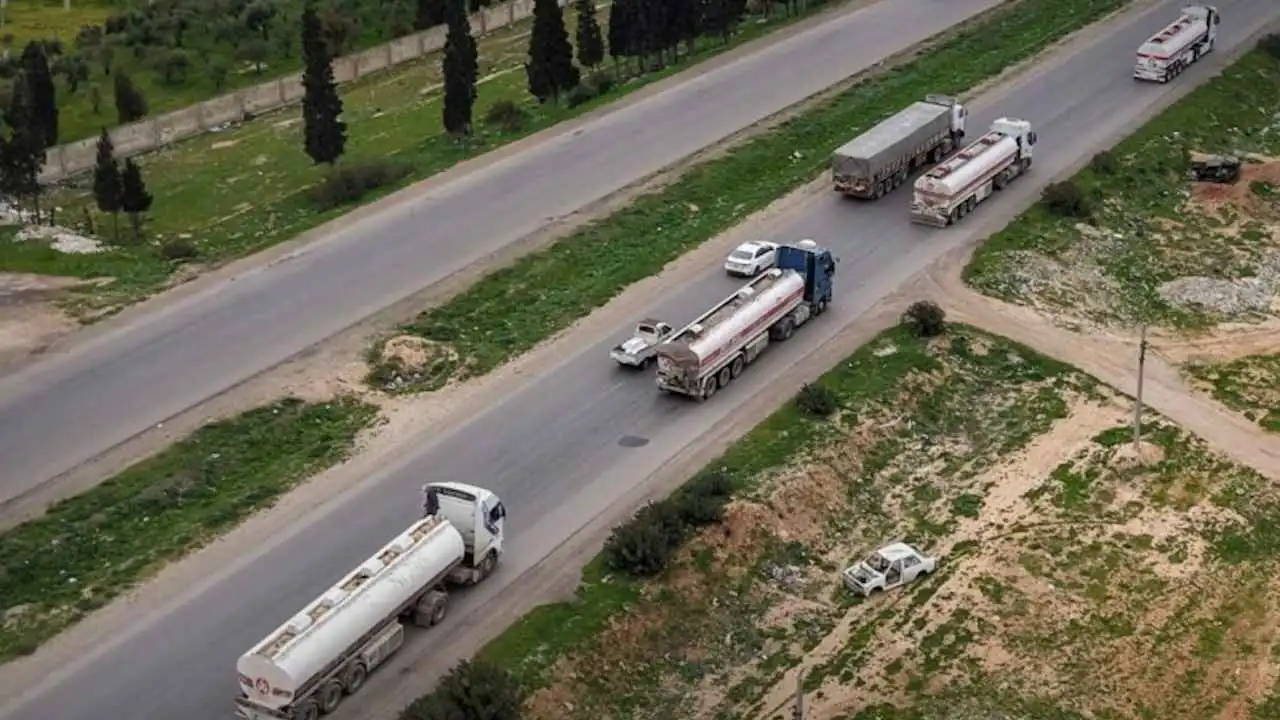 بعد إغلاق هرمز.. قوافل النفط العراقية تتجه إلى سوريا (صور)