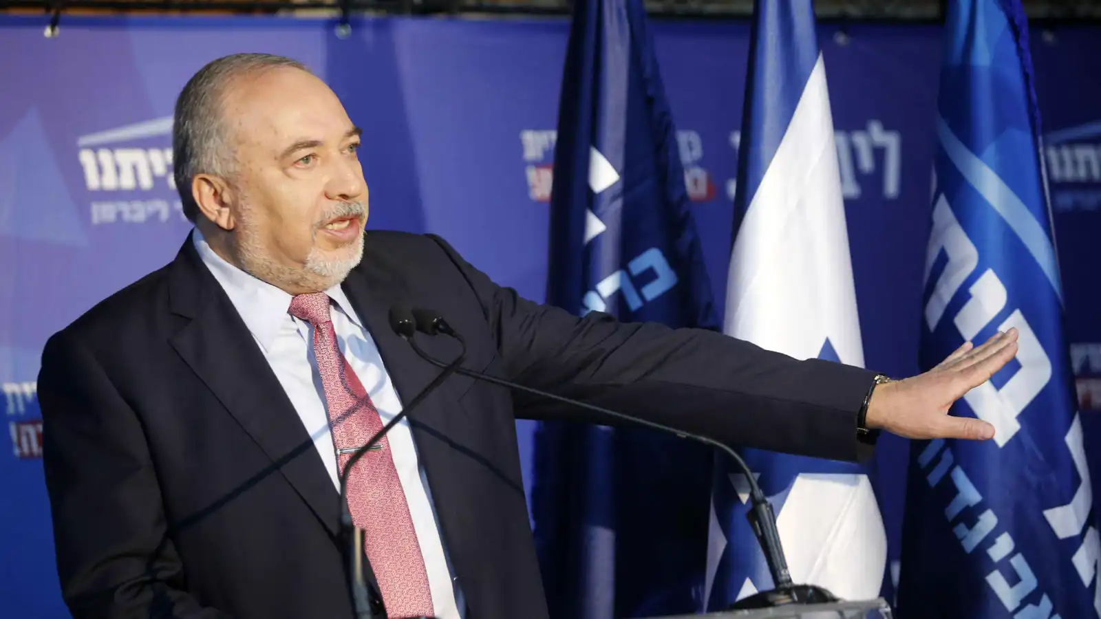 بعد الإطاحة بنتنياهو.. وثيقة تكشف ملامح حكومة إسرائيلية جديدة برئاسة ليبرمان