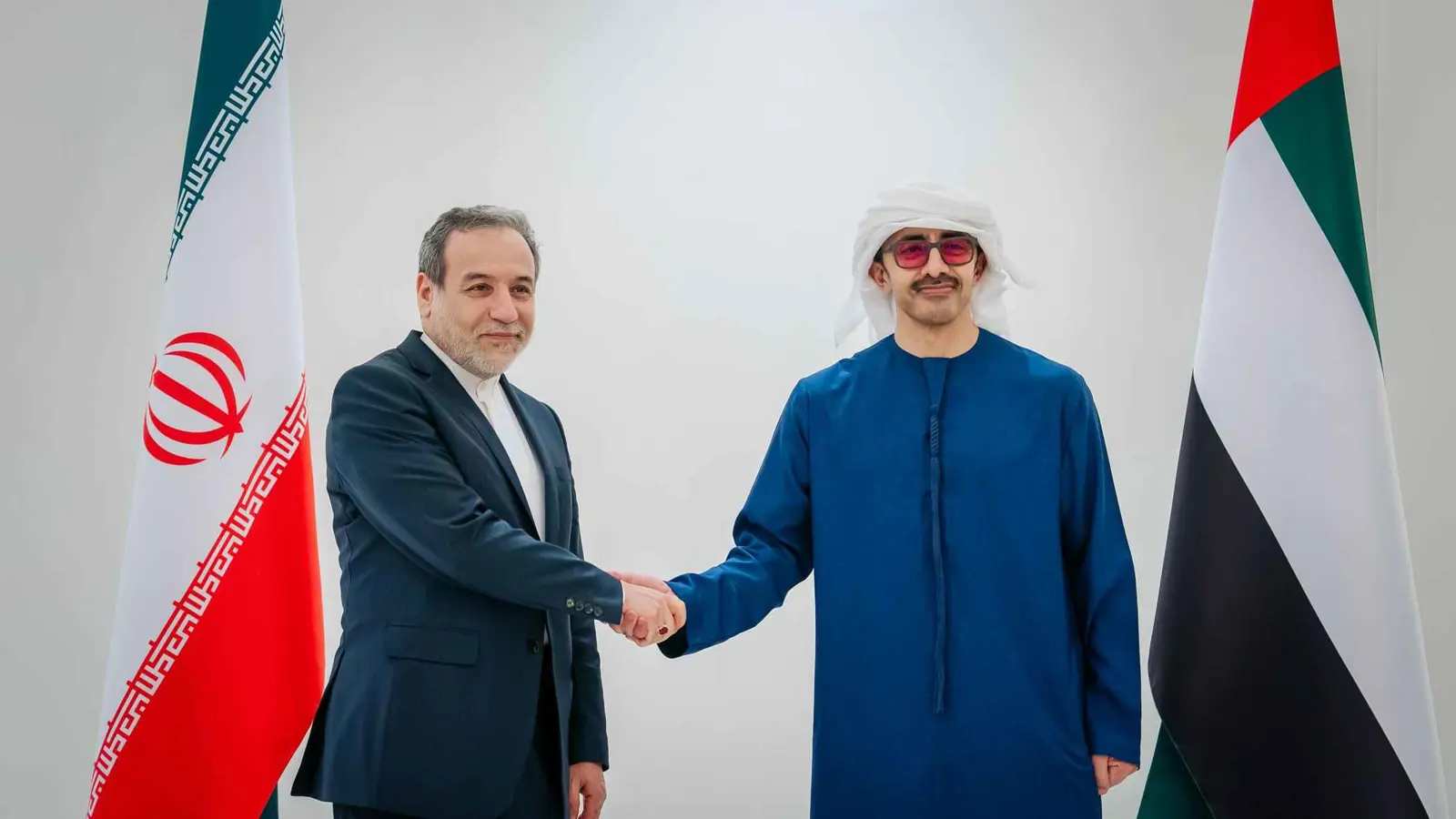 عبدالله بن زايد وعراقجي يبحثان تطورات الأوضاع إقليميا ودوليا