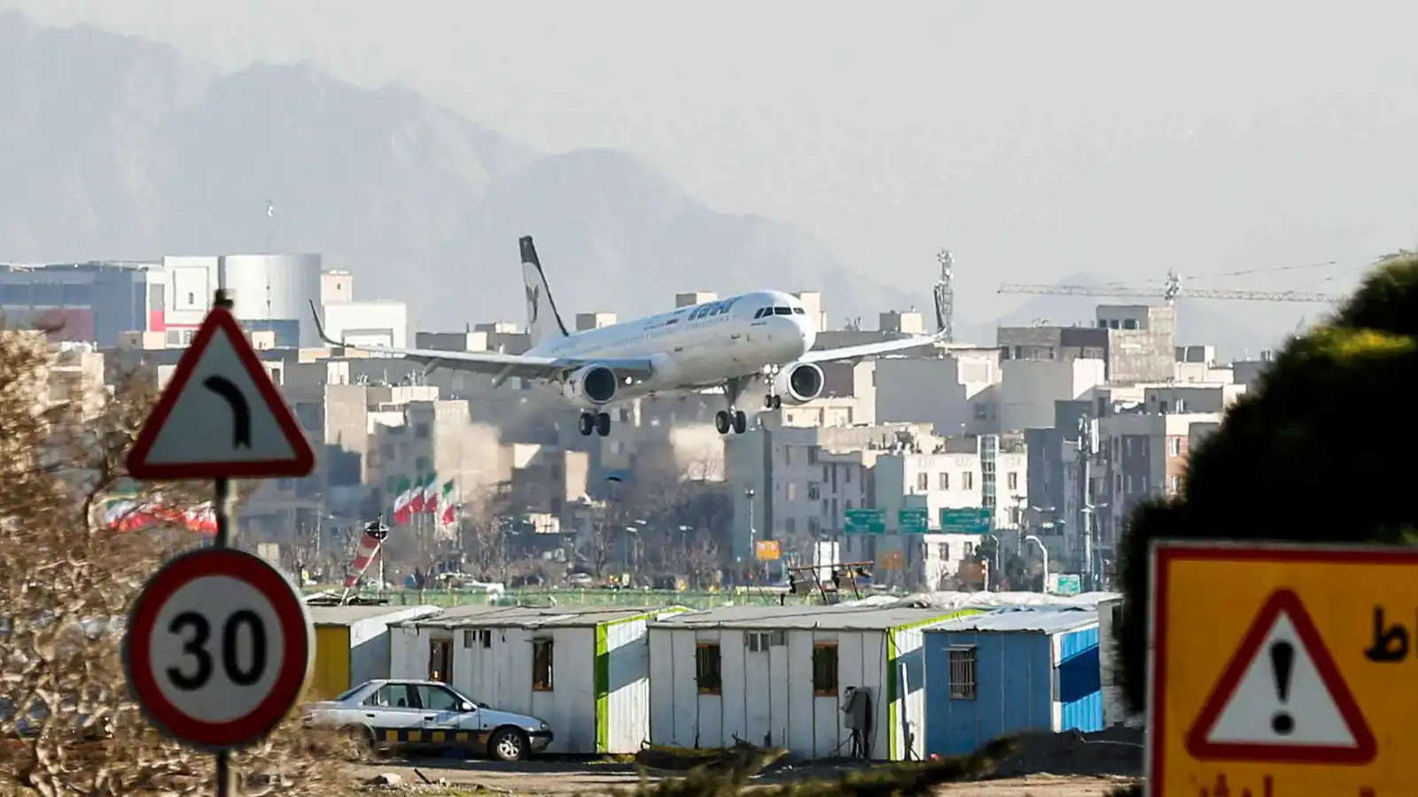 إيران تعيد فتح مجالها الجوي جزئياً وتعلن استئناف الرحلات تدريجياً