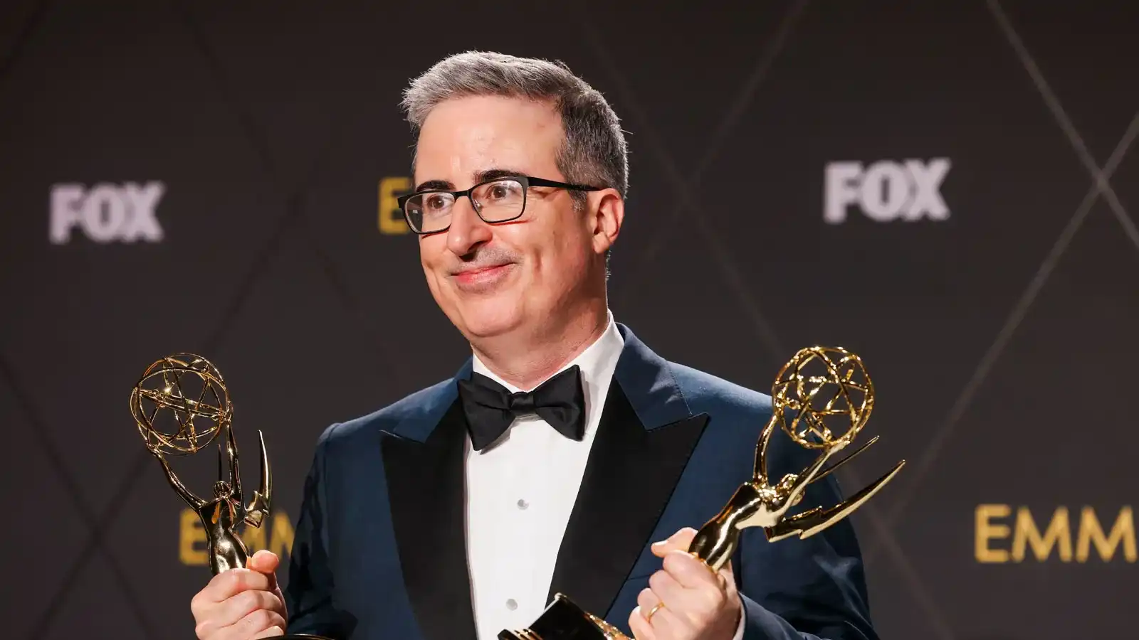 جون أوليفر يفوز بجائزة "إيمي" بعد سخريته من ترامب وماسك