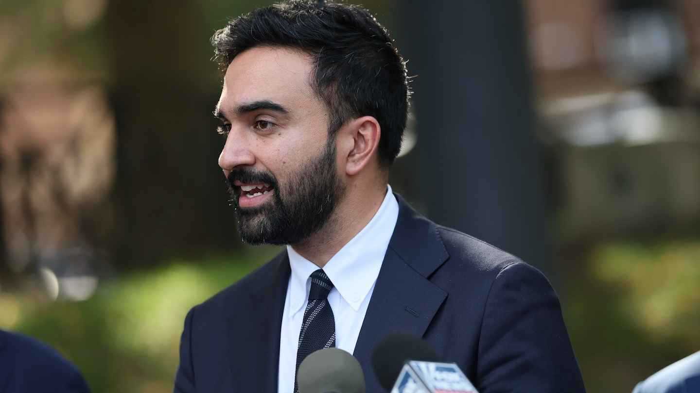 بعد انسحاب آدامز.. سباق عمدة نيويورك ينحصر بين ممداني و"جبهة مناهضة"