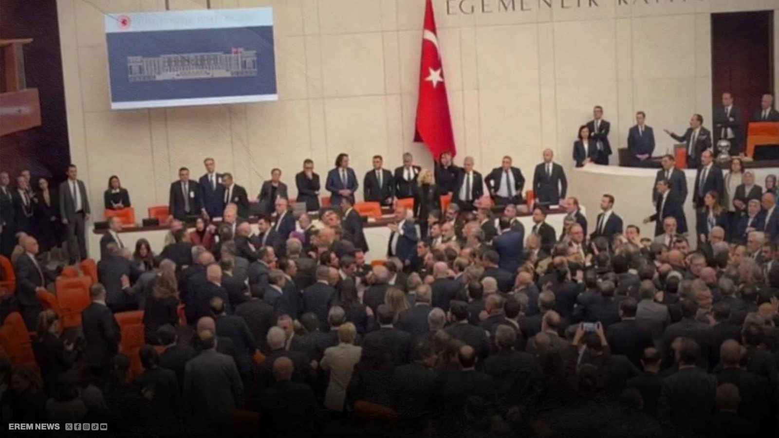 من النقاش إلى العراك.. الفوضى تسيطر على جلسة للبرلمان التركي (فيديو)
