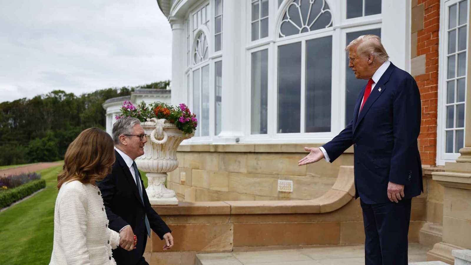 "الغارديان": "تنازلات وتبعية" يبديها ستارمر أمام ترامب مع قرب زيارته لبريطانيا