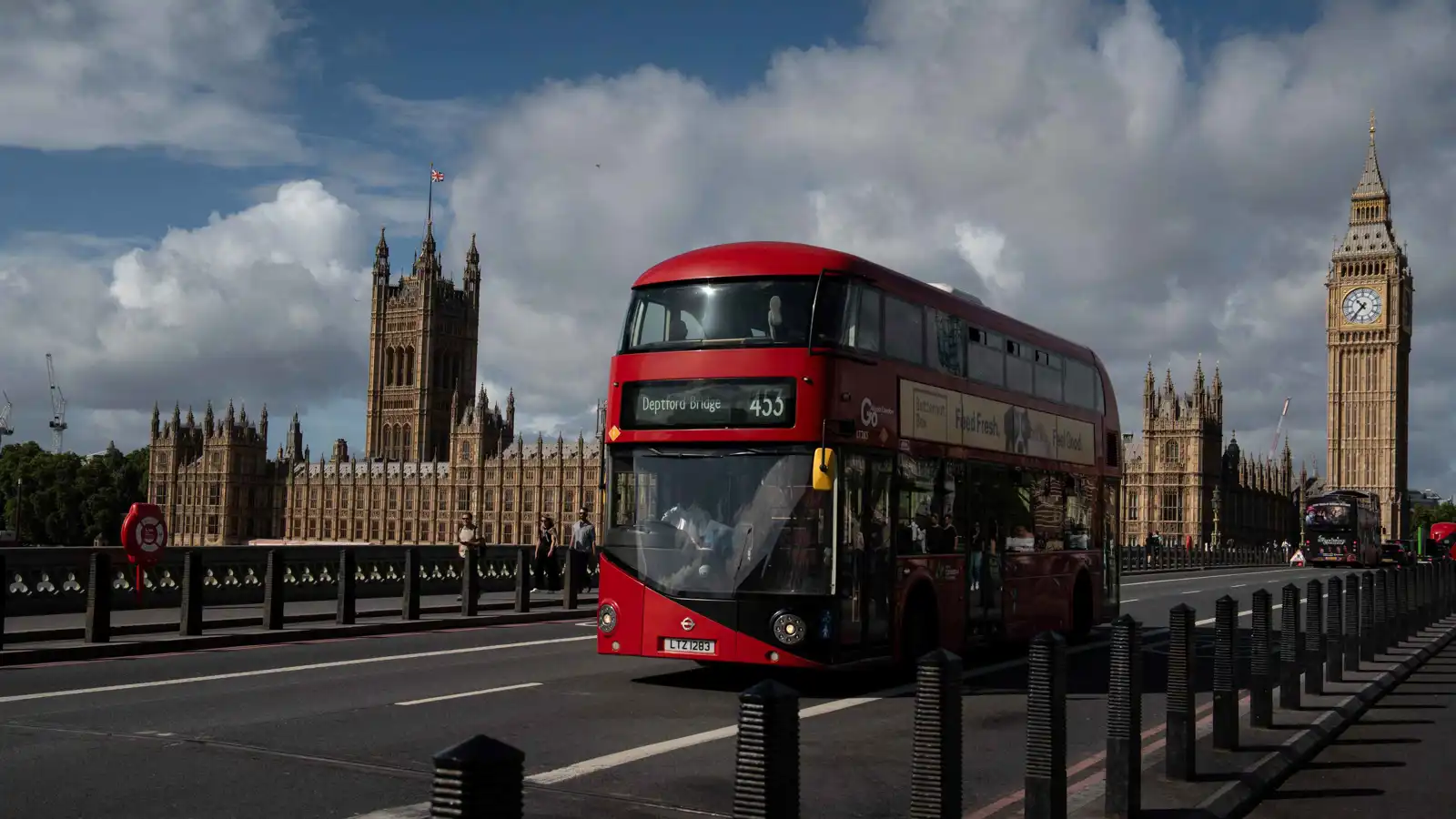 إصابة 15 شخصا في تحطم حافلة ذات طابقين بلندن