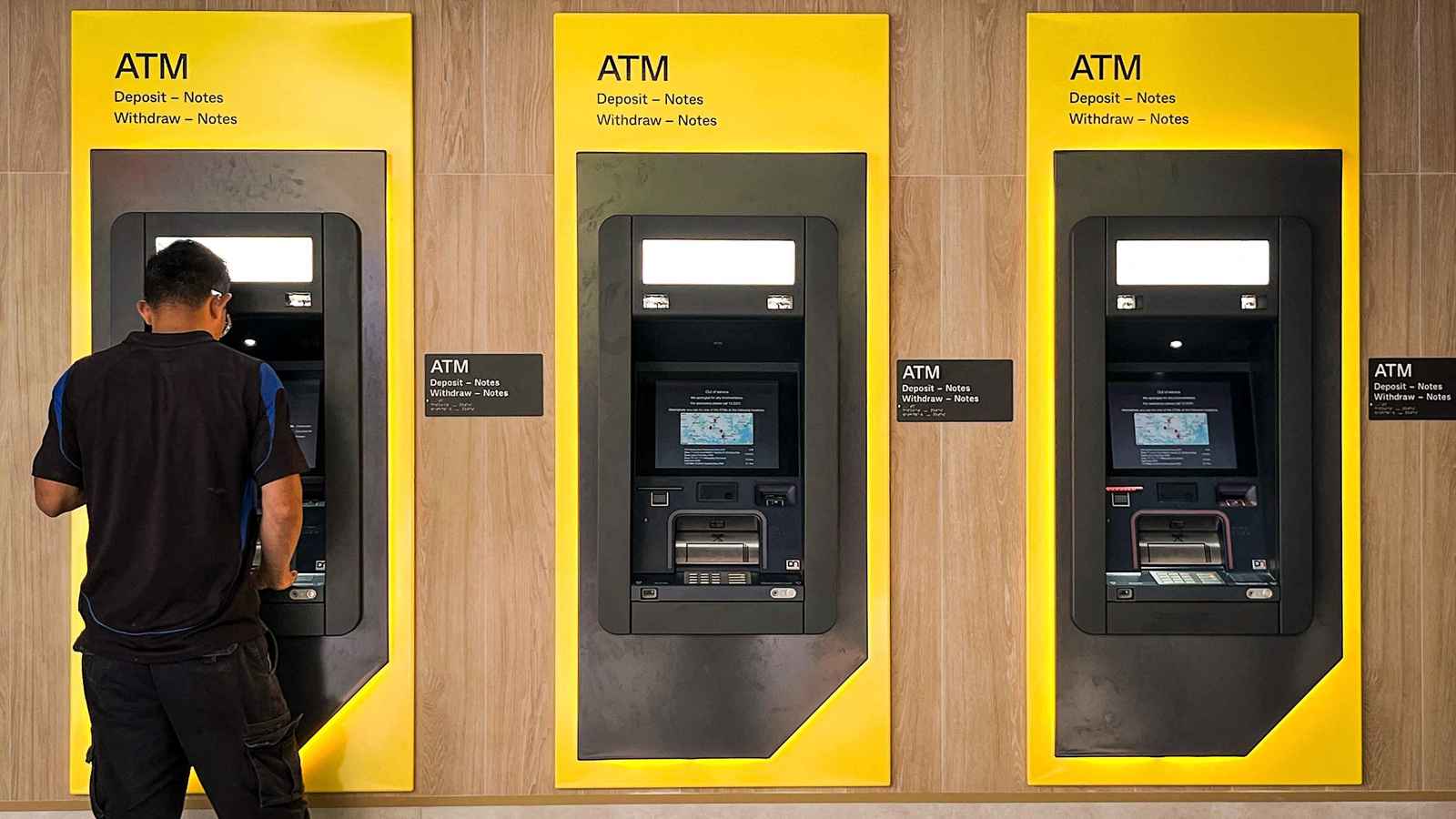 دولة تقيم احتفالاً مهيباً بمناسبة حصولها على أول صراف آلي (صور)