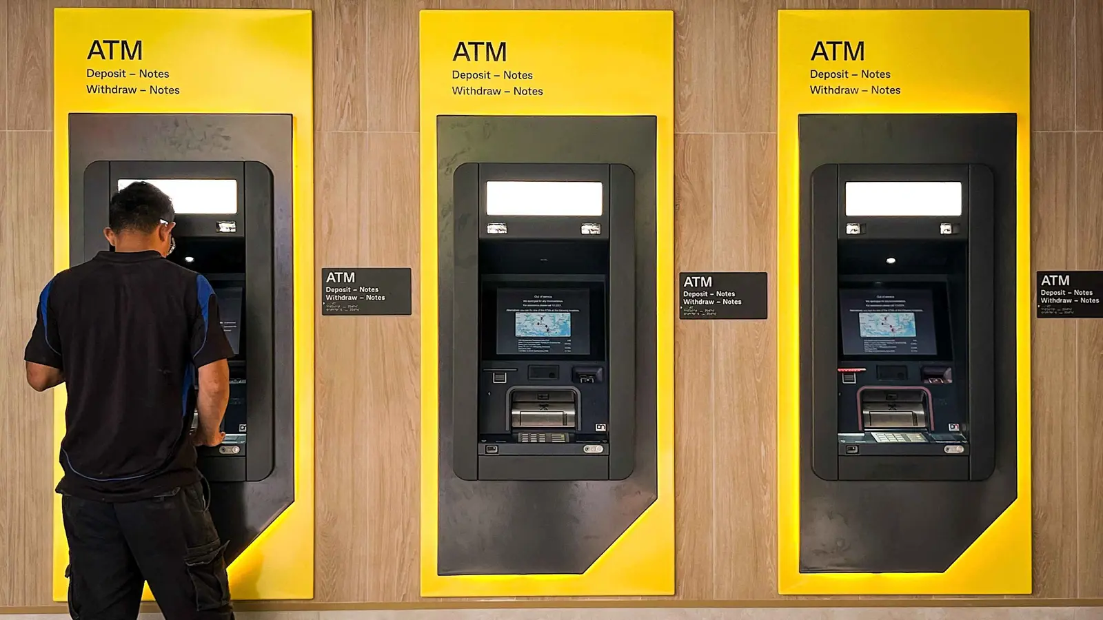 دولة تقيم احتفالاً مهيباً بمناسبة حصولها على أول صراف آلي (صور)