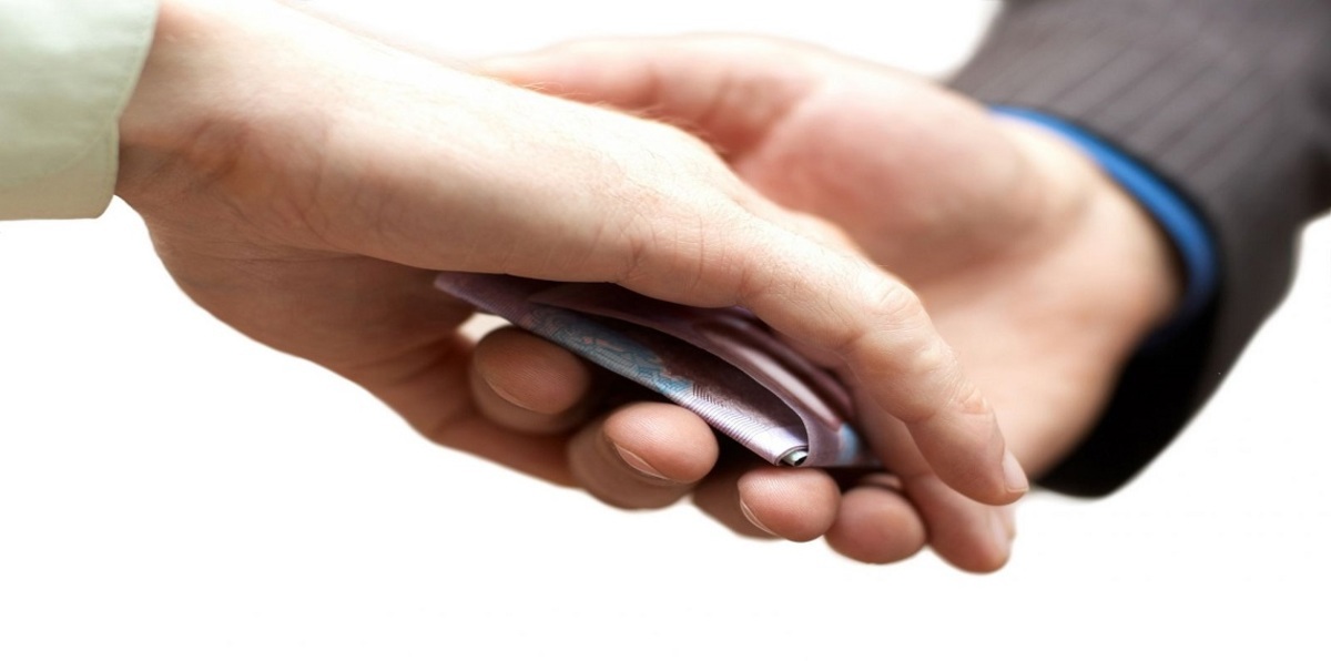 حبس مسؤول مصري 10 سنوات والقبض على آخر بقضايا فساد