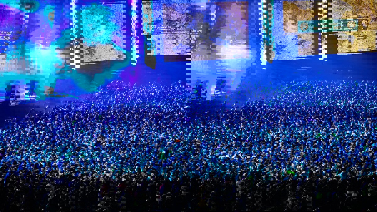 طبيبة أسنان سعودية تحيي إحدى حفلات مهرجان "مدل بيست" الموسيقي في الرياض.. فمن هي؟ (فيديو وصور )‎