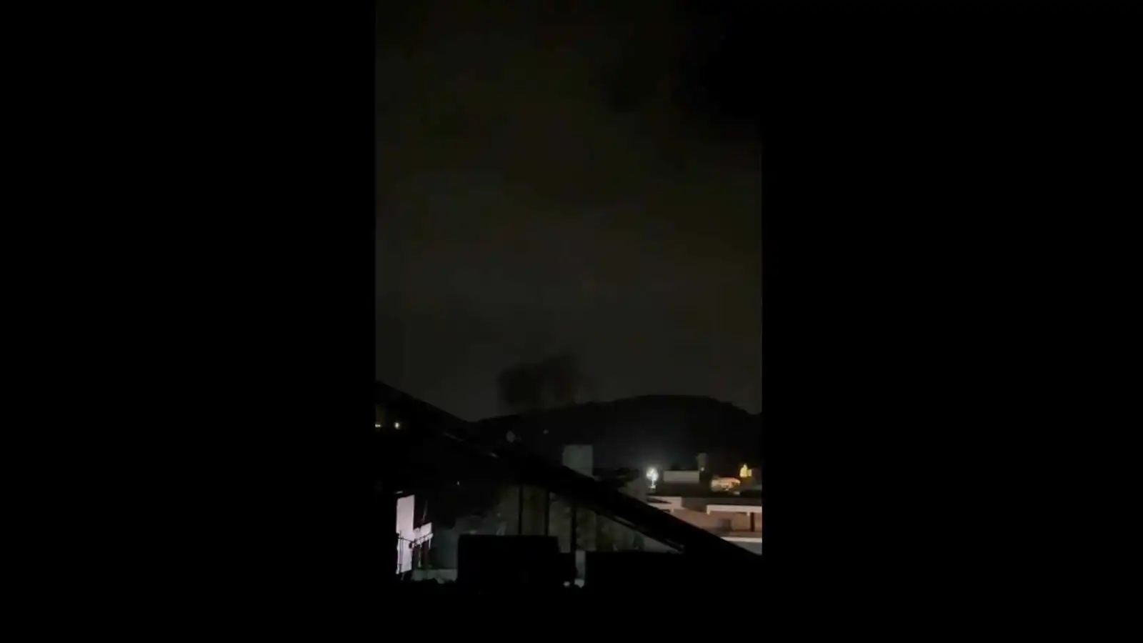 غارات على جنوب لبنان وإسرائيل تعلن قصف مواقع "حزب الله" (فيديو)