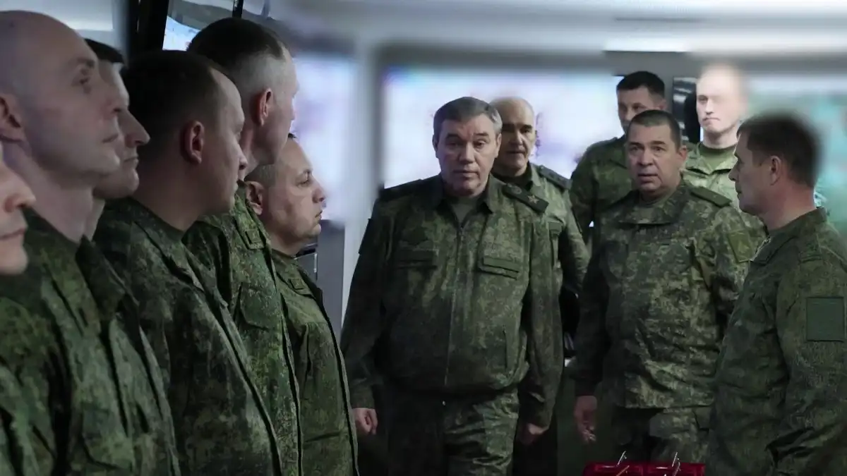 رئيس أركان الجيش الروسي يزور أحد مراكز القيادة