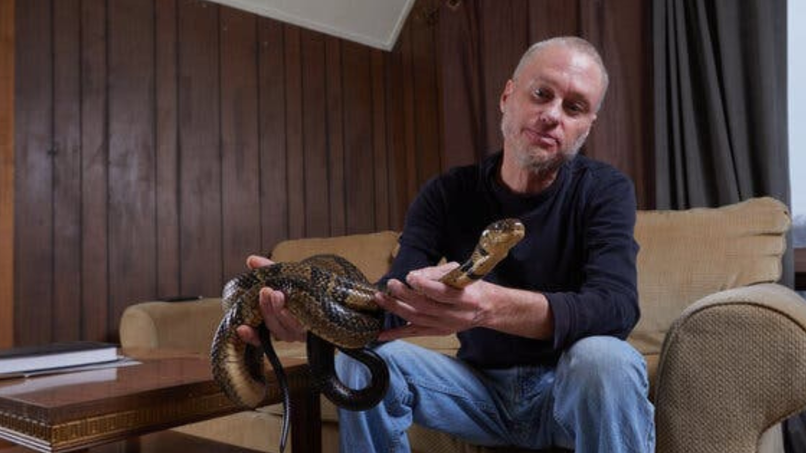 بعد 856 لدغة.. هواية خطيرة تقود لابتكار ترياق ضد السم (فيديو)