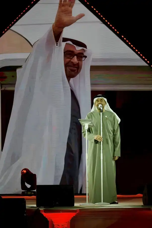 صورة رئيس دولة الإمارات الشيخ محمد بن زايد خلال الحفل