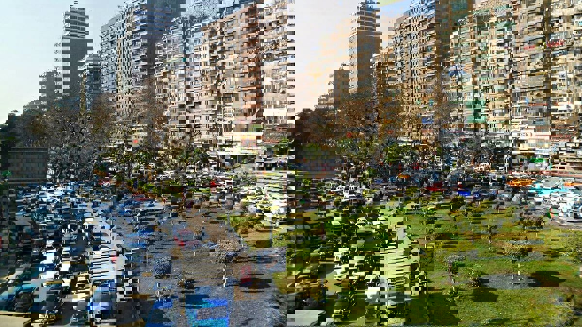 مصر.. غضب بعد طرد عامل نظافة من مطعم شهير بسبب ملابسه