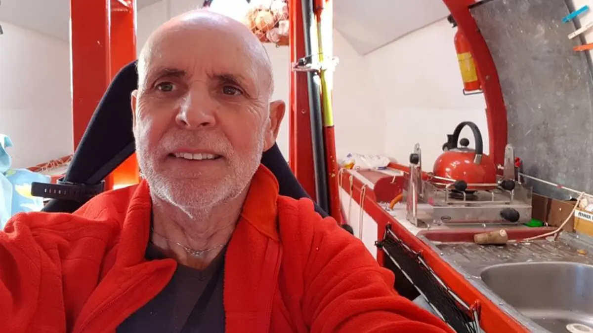 شاهد.. سبعيني يعبر المحيط الأطلسي في برميل