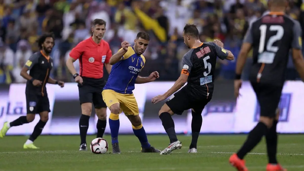 وليد الفراج يقود جبهة الرفض.. جدل حول إمكانية تأجيل مباراة الشباب ضد النصر