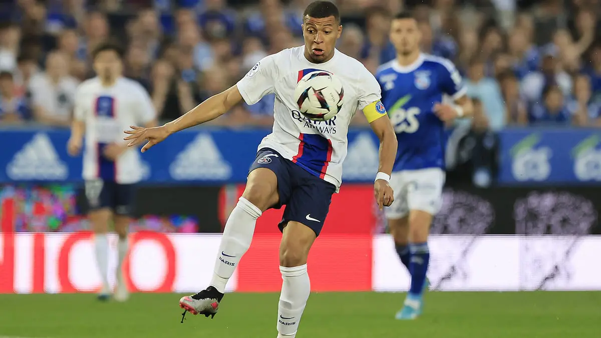 مبابي يصيب فتاة بالكرة ويذهب للاطمئنان عليها (فيديو)