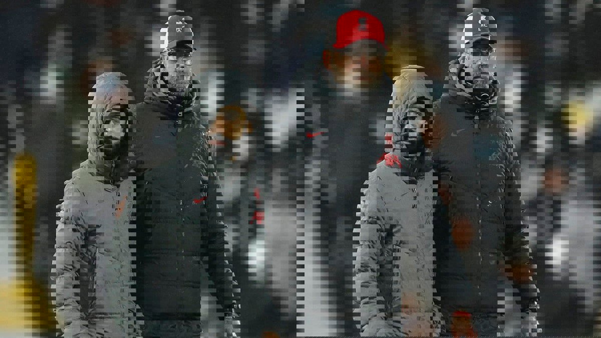 هل جلس محمد صلاح احتياطيا أمام كريستال بالاس بسبب تصريحاته عن شارة القيادة؟