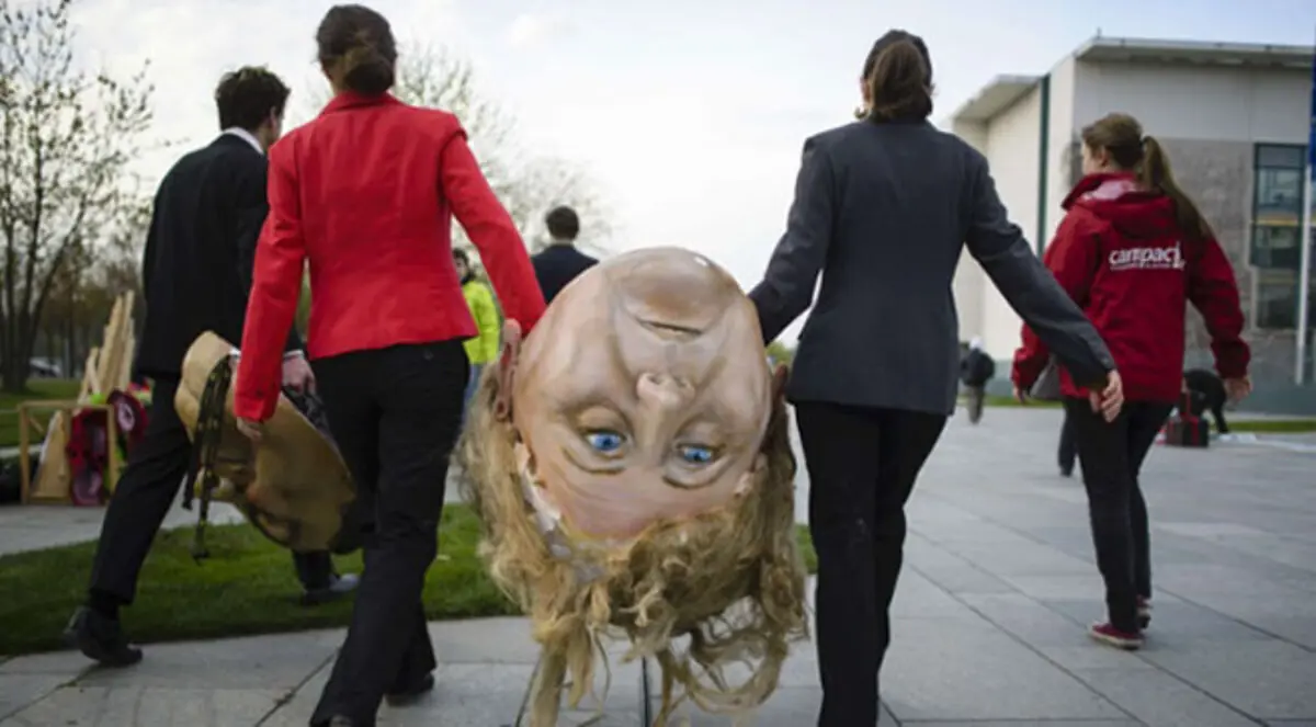 متظاهرون يطالبون برأس أنجيلا ميركل