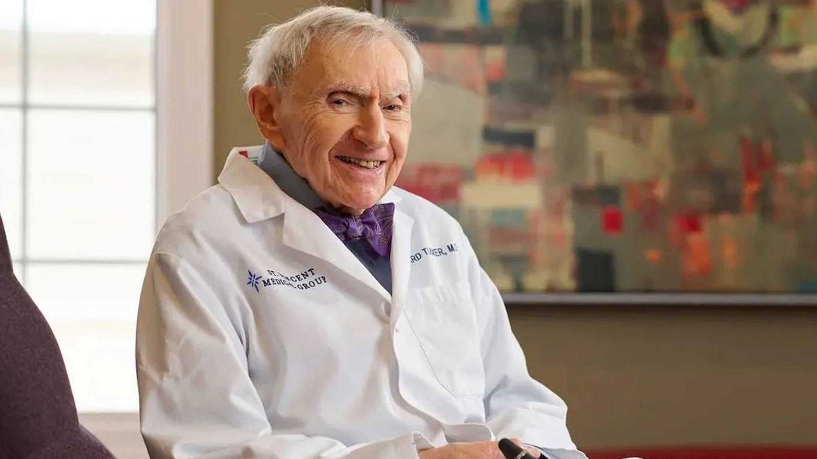 عمره 103.. أكبر طبيب في العالم يكشف سر العمر الطويل