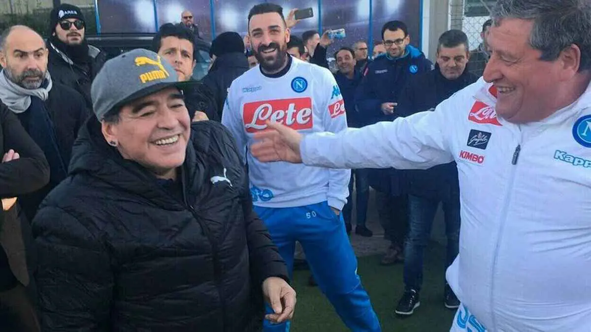بدأ مع مارادونا.. كيف أصبح عامل غرفة ملابس رمزًا في نابولي؟ (صور)
