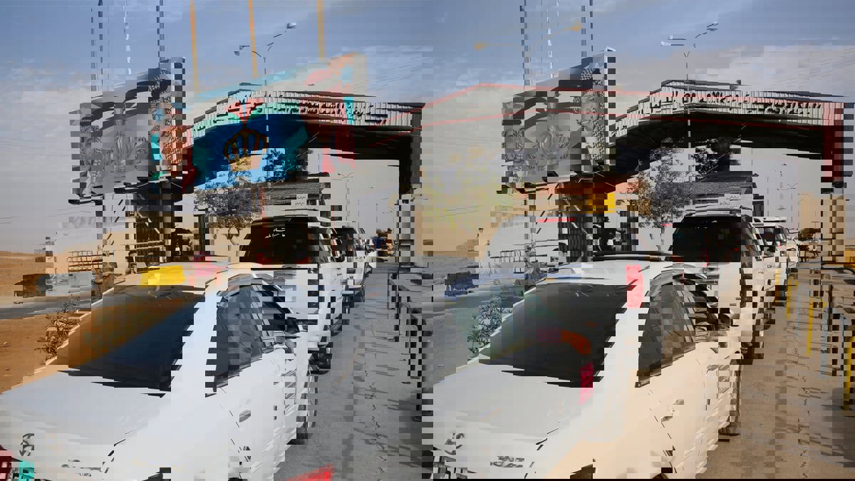 الأردن يعيد فتح المعبر الرئيسي مع سوريا كاملا يوم الأربعاء
