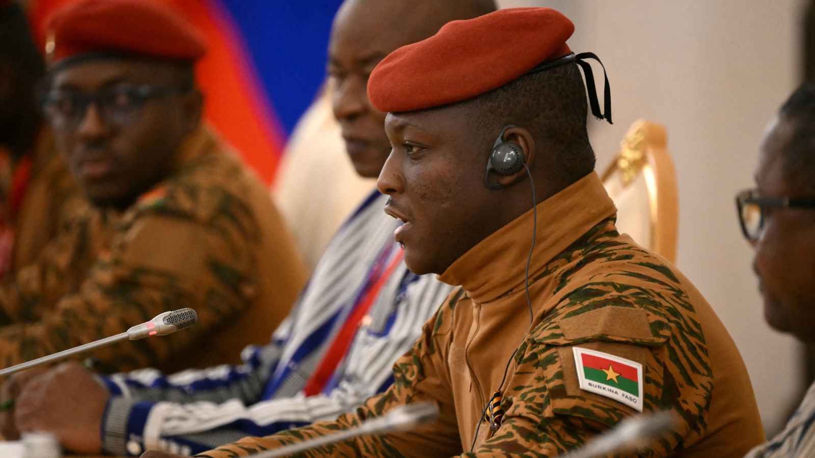 بوركينا فاسو.. متطرفون يستولون على عاصمة إقليمية وتحذيرات من انقلاب ضد تراوري