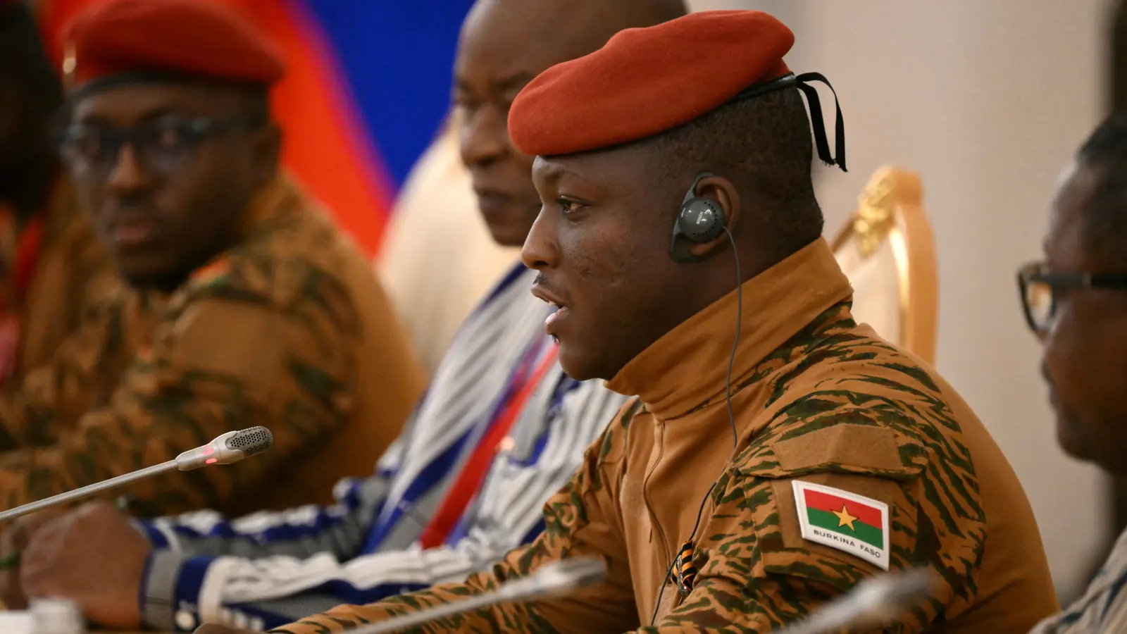 الأمن والدعاية والعائلة.. كيف يُحكم إبراهيم تراوري قبضته على بوركينا فاسو؟