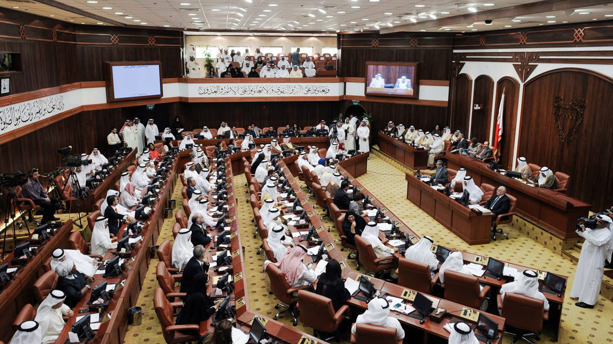 نواب بحرينيون يستنكرون رفع السفارة الأمريكية في المنامة "علم المثليين"