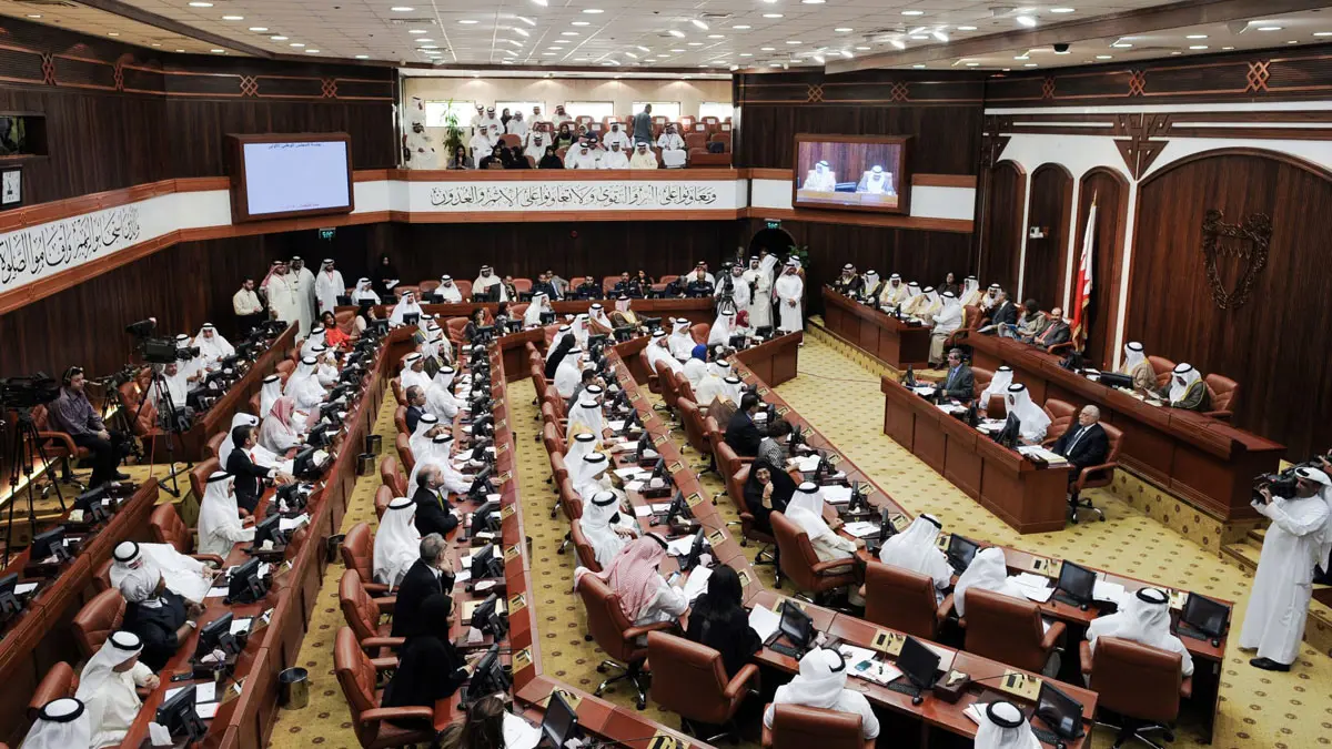 نواب بحرينيون يستنكرون رفع السفارة الأمريكية في المنامة "علم المثليين"